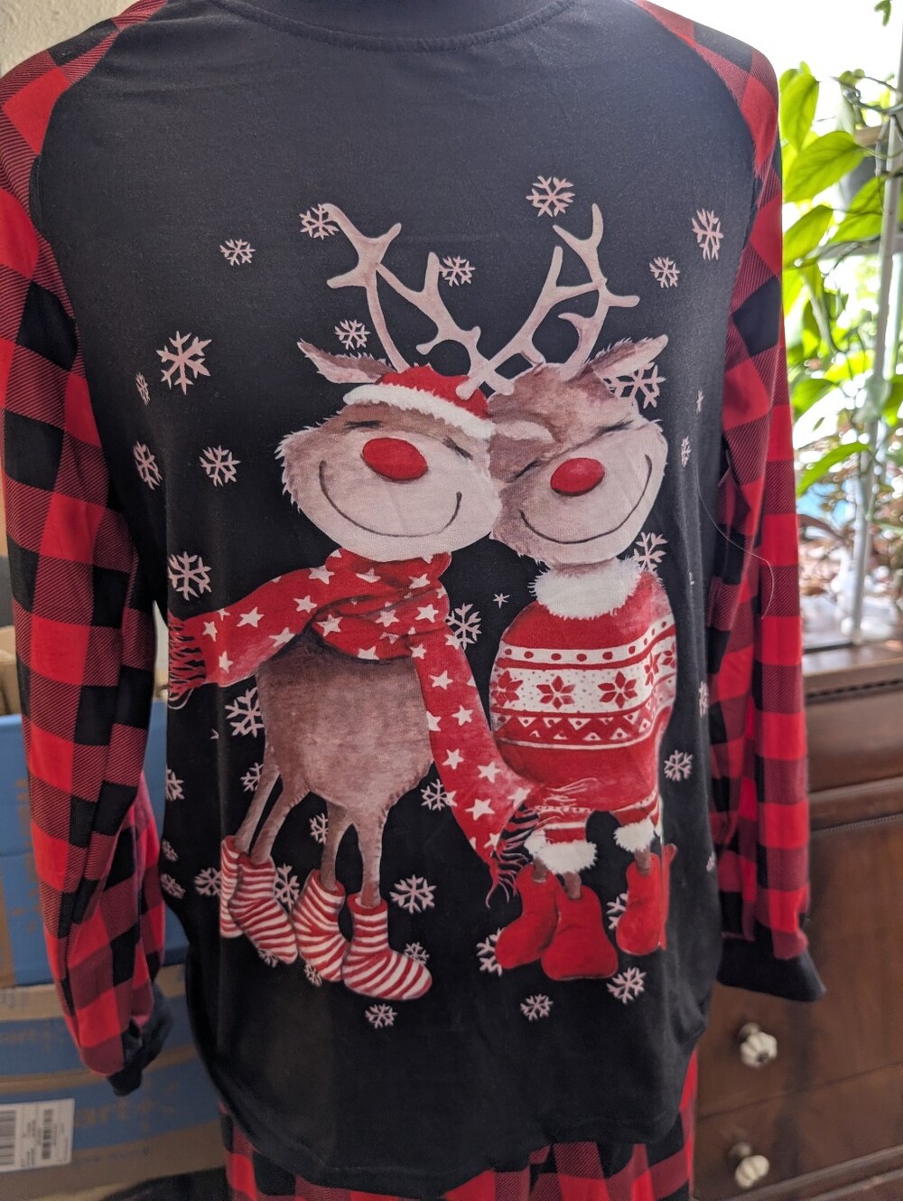 Women's Black & Red Reindeer Holiday Long-Sleeve Top